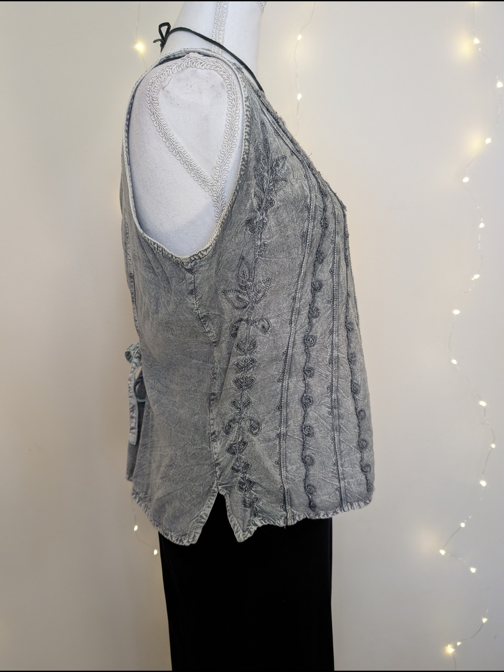 VTG Embroidered Gray Button-Front Top With Tie Waist - Picture 4 of 8